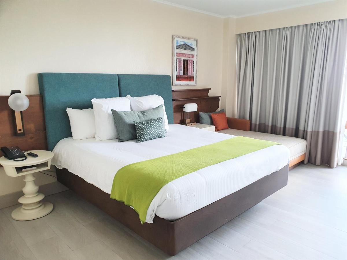 Deluxe Club Preferred con cama extragrande y vistas al mar
